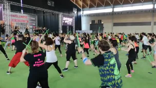 Римини Италия Май 2019 Фитнес Тренировка Тренажерном Зале Упражнения Музыкой — стоковое видео