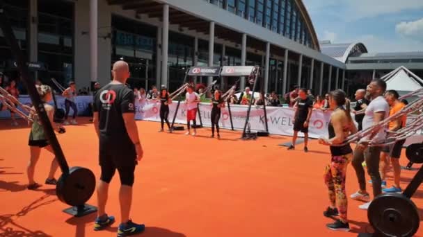 Rimini Włochy Czerwiec 2019 Ludzie Robią Fitness Workout Odkryty Elastycznej — Wideo stockowe