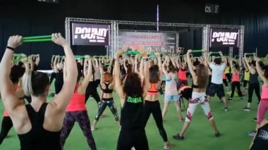 Rimini, İtalya - Mayıs 2019: Spor Salonunda Fitness Egzersiz: Müzik ve Yeşil Drum Stick ile Egzersizler