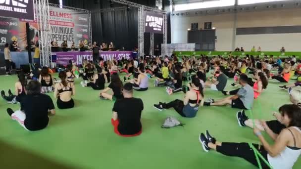 Rímini Italia Mayo 2019 Entrenamiento Fitness Gimnasio Ejercicios Con Música — Vídeo de stock