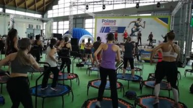 Rimini, İtalya - Haziran 2019: Mini Rebounder Egzersiz - Sahnede Müzik ve Öğretmen ile Spor Salonunda Sınıfta Fitness Egzersiz yapan insanlar
