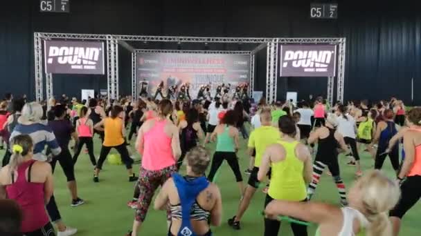 Rimini Włochy Maj 2019 Trening Fitness Siłowni Ćwiczenia Muzyką Zielonym — Wideo stockowe