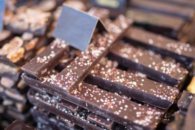 Ufalanmış Fındıklı Koyu Çikolatalı Barlar: Yemek Teması