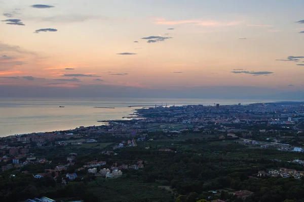 Luftaufnahme der Stadt Livorno in der Toskana in der Abenddämmerung — Stockfoto