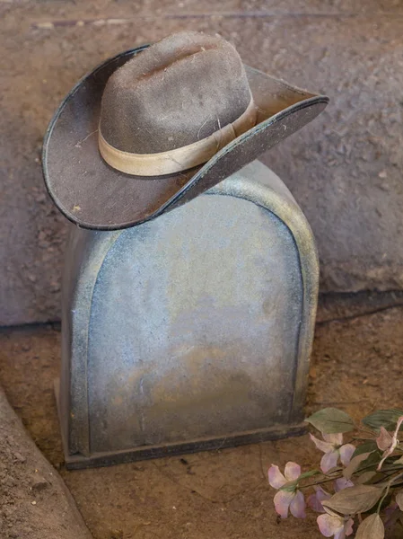 Cowboyhut über einem Grabstein auf einem Friedhof — Stockfoto