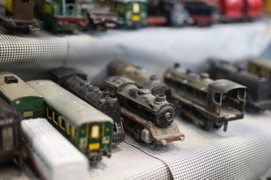 Antik Vintage Tren Oyunu: Siyah Tozlu Plastik Lokomotif