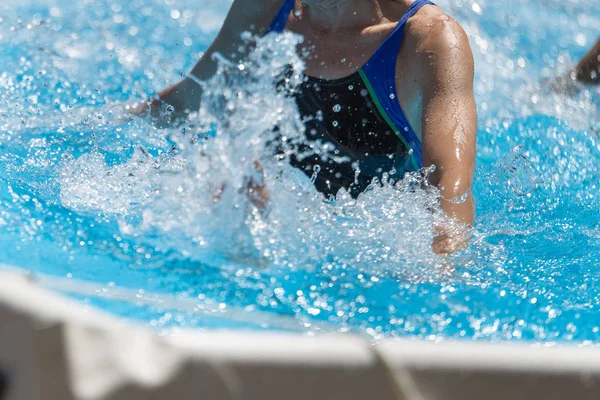 Mujer Doing Water Aeróbicos Aire libre en una piscina —  Fotos de Stock