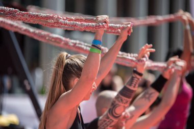 Rimini, İtalya - Mayıs 2019: Rimini'de Düzenlenen Kamu Fitness Yıllık Festivali sırasında Rimini Wellness adlı Açık Hava Spor Salonunda İple Fitness Egzersizi Yapıyor