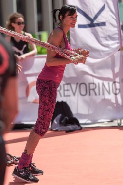Rimini, İtalya - Mayıs 2019: Açık Hava Spor Salonunda İpli Fitness Egzersizi Olan Kız