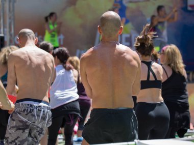 Rimini, İtalya - Mayıs 2019: Mini Rebounder Egzersiz - İnsanlar Sahnede Müzik ve Öğretmen ile Gym Sınıfta Fitness Egzersiz yapıyor