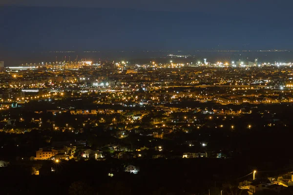 Veduta aerea della città di Livorno in Toscana nella notte d'estate — Foto Stock