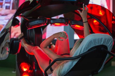 Güzel genç kız güzellik tedavisi ve güneş banyosu yapıyor anne.