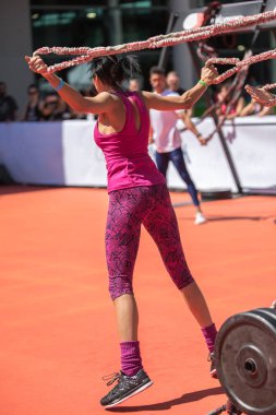 Rimini, İtalya - Mayıs 2019: Açık Hava Spor Salonunda İpli Fitness Egzersizi Olan Kız