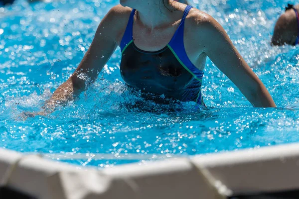 Rimini, Italien-maj 2019: kvinnor som gör vattenaerobics utomhus i en swimmingpool — Stockfoto