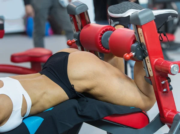 Rimini, Italy - may 2019: Professional Bodybuilder Girl doing Leg Exercises: Fitness Workout on Bench — Stock Photo, Image