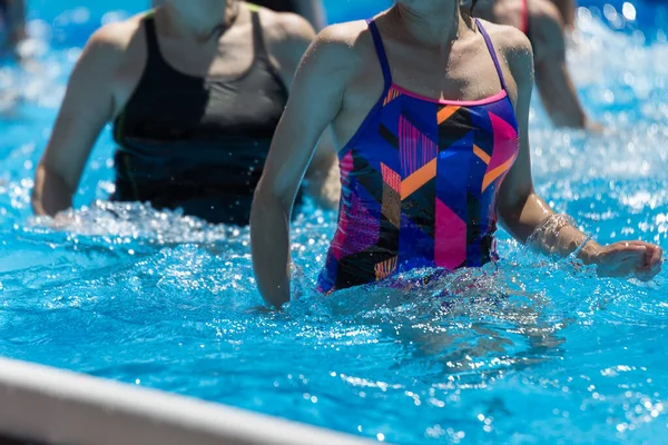 Rimini, Italien-maj 2019: kvinnor som gör vattenaerobics utomhus i en swimmingpool — Stockfoto