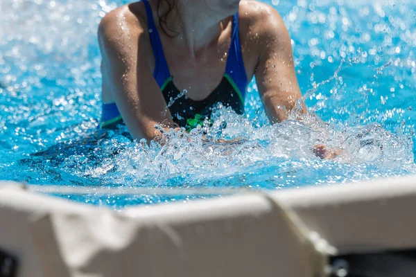 Mujer Doing Water Aeróbicos Aire libre en una piscina —  Fotos de Stock