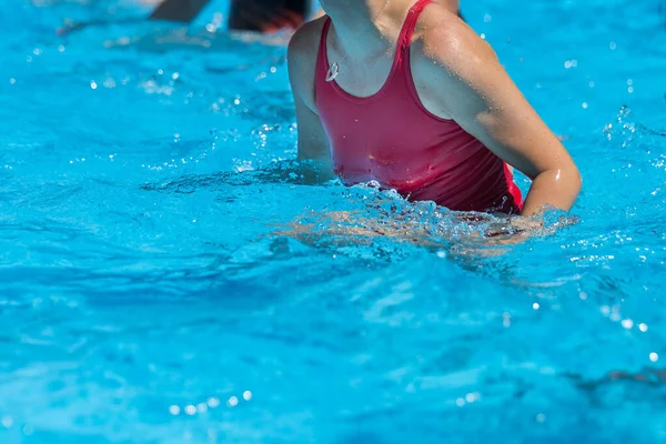 Mulher fazendo aeróbica de água ao ar livre em uma piscina — Fotografia de Stock