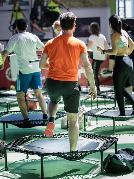 Mini Rebounder Edzés - Emberek csinál Fitness Gyakorlat osztály Gym a zene és a tanár a színpadon — Stock Fotó