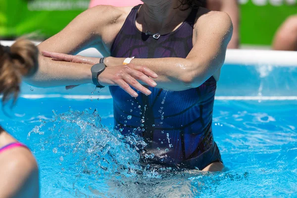 Donne che fanno aerobica in acqua all'aperto in piscina — Foto Stock