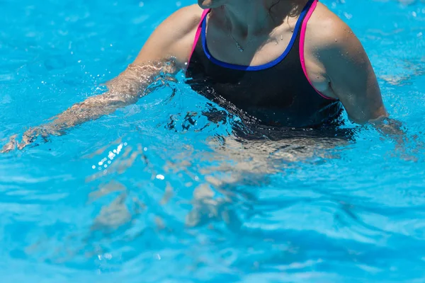 Kobieta robi aerobik w wodzie odkryty w basenie — Zdjęcie stockowe