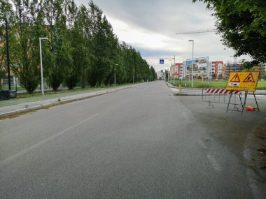 Coronavirus salgını sırasında alınan acil önlemler nedeniyle İtalya 'nın Parma şehrindeki Boş Sokaklar.