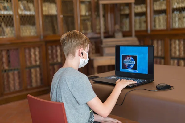 Niño Con Una Máscara Quirúrgica Blanca Auriculares Delante Ordenador Portátil — Foto de Stock