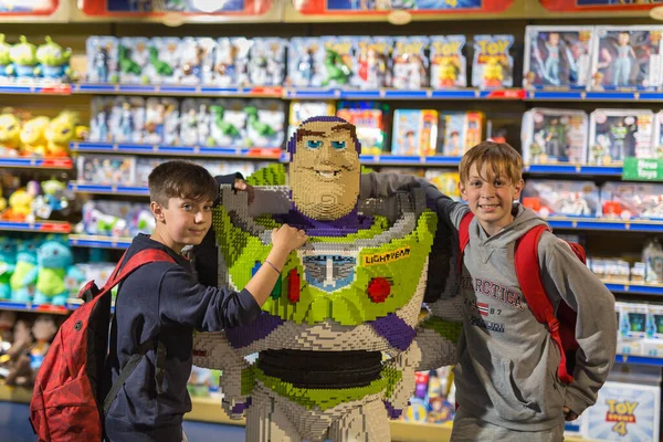 Year Old Boys Photographed Next Buzz Lightyear Built Pieces Lego — Stock Photo, Image