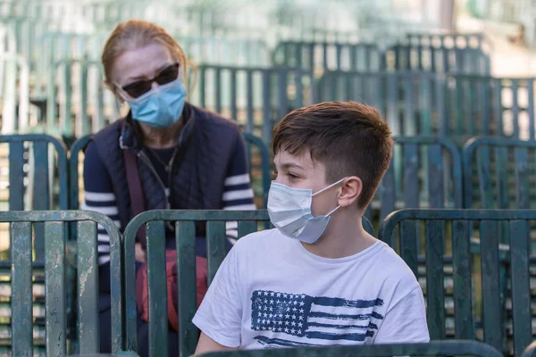 Årige Pojke Med Kirurgisk Mask Pratar Med Dam Med Kirurgisk — Stockfoto