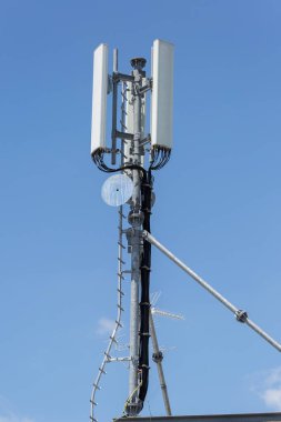 Radyo İletişim ve Hücre Yayını için antenli Telekomünikasyon Kulesi.