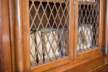 Antika ve Tozlu Raflı Ahşap Raflar.