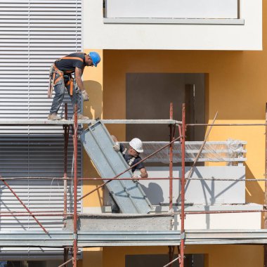 Parma, İtalya - Mayıs 2019: Bir Binanın İnşaatı İçin İnşaat Alanındaki İskele Üzerinde Çalışan İşçiler.
