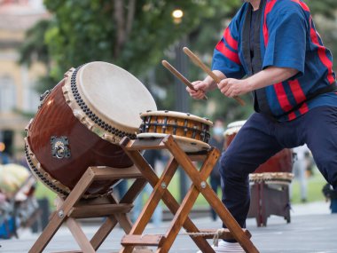 Bir Açık Hava Etkinliği sırasında Japon Müzik Geleneği Davulları Çalan Adam.