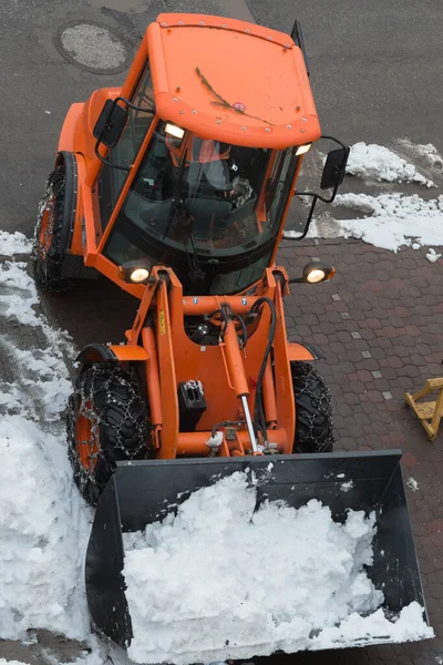 Orangefarbener Schneepflug Auf Der Straße — Stockfoto