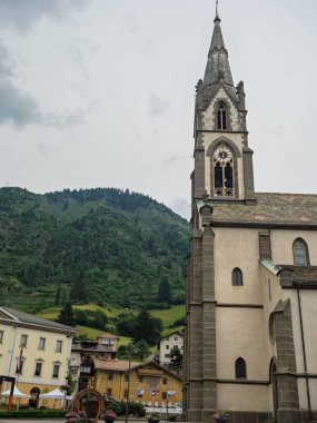 Predazzo Köyü 'nün ana caddesinde Kilise Kulesi ve Renkli Çiçekleri var..