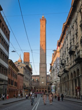 Asinelli ve Garisenda Kuleleri Bologna Skyline 'a hakim Tarihi Binalar ve İnsanlar - Bolonya, İtalya.