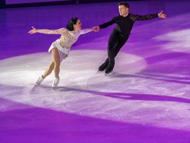 Buz pateni pistinde sanatsal ve teknik performans sergileyen çift.