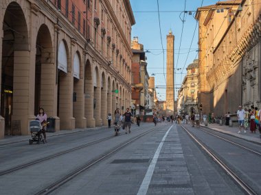 Tramvay rayları ve antik binaları olan tarihi Bolonya Rizzoli Caddesi Bologna, İtalya.