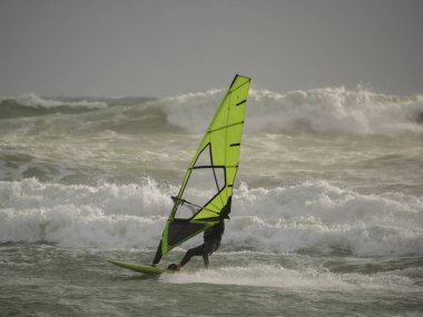 Su Sporu Aktivitesi - Rüzgârlı bir günde Dalgaya Binen Rüzgâr Sörfçüsü.