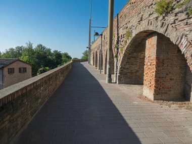 Antik Tuğla Kemerleri Parlak Mavi Gök Altında, Güneşli Paved Yolu, Bolonya, İtalya.