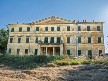 Parlak Yaz Gökyüzü Altında Parlak Koleksiyondaki Çürüyen Tarihi Köşkün Önü, İtalya.