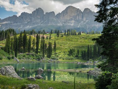 Carezza Gölü 'nün Zümrüt Suyu' nun göz kamaştırıcı manzarası Güzel Dağ Yansıması, İtalya.