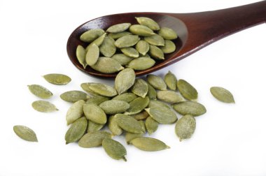 Kızarmış balkabağı çekirdeği ve tuz.