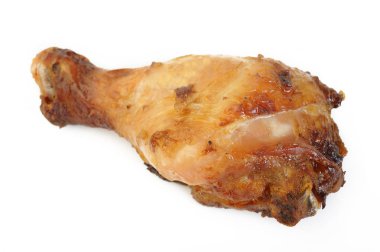 Beyaz arka planda kavrulmuş tavuk sopası