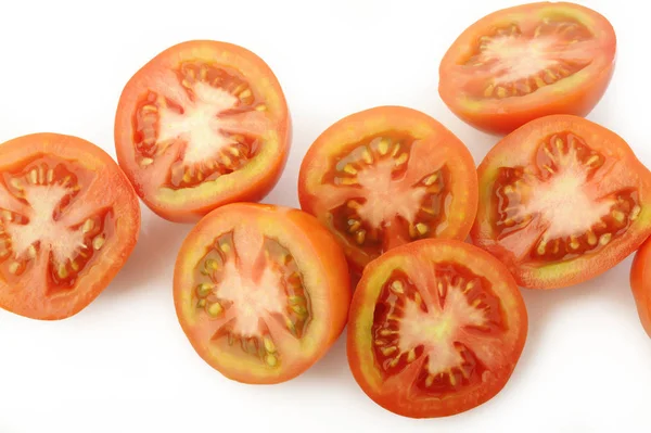 Beyaz arkaplanda dilimlenmiş domates