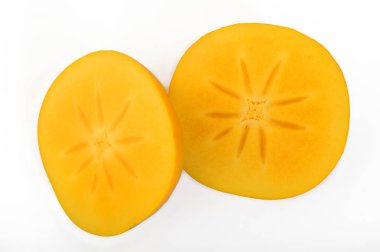 beyaz arkaplanda taze hurma meyvesi