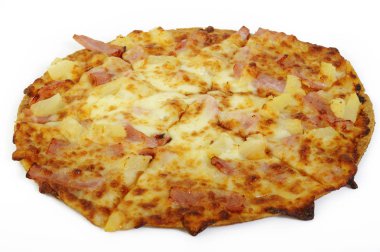 Beyaz arka planda izole edilmiş Hawaii pizzası.