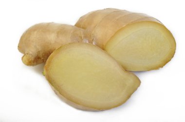 Beyaz arkaplanda taze zencefil kökü izole edildi