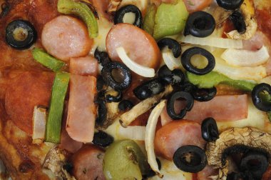 mozzarella, jambon, sosis, zeytin ve mantar ile pizza 