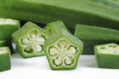 dilimlenmiş bamya beyaz arka planda izole